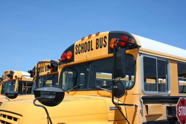Autobús escolar sufre devastador choque y deja múltiples heridos
