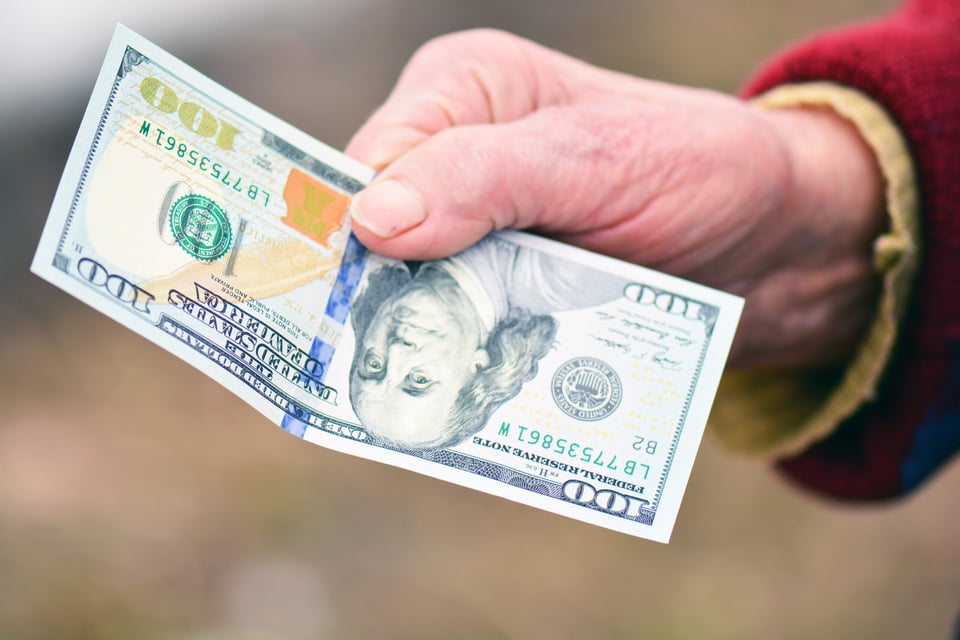 Persona mayor con dinero