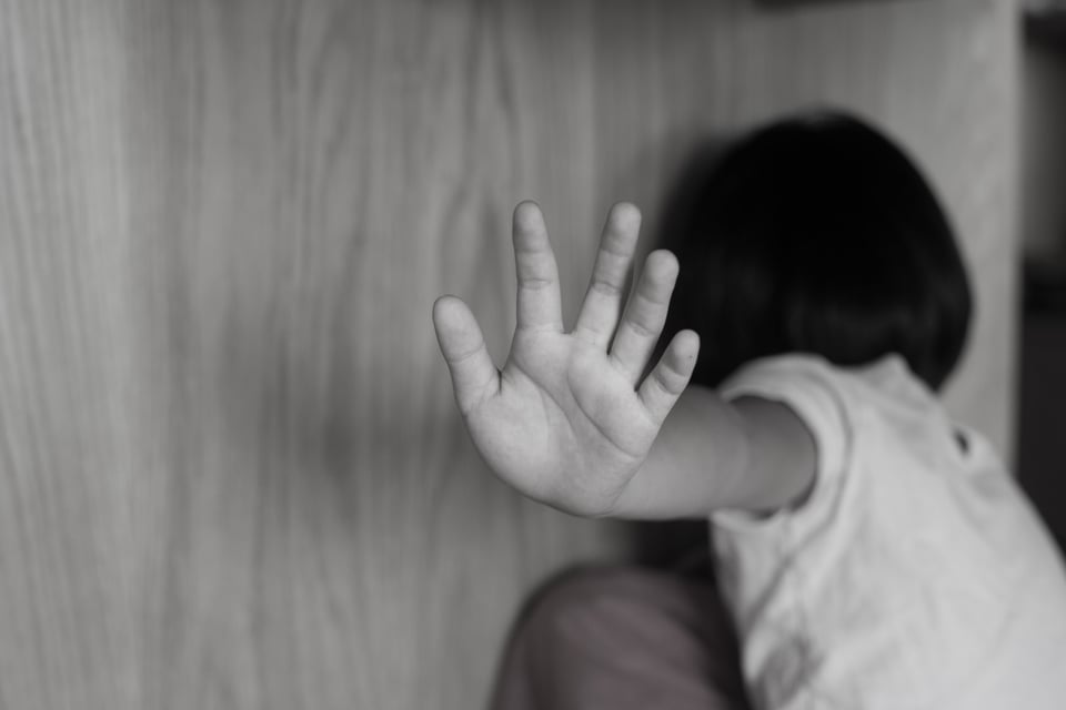 Abuelo acusado abusar nietas: La edad de consentimiento