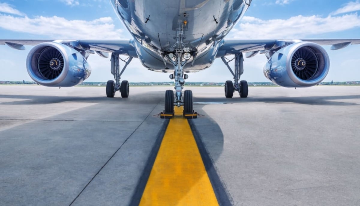 Mujer fumando avión