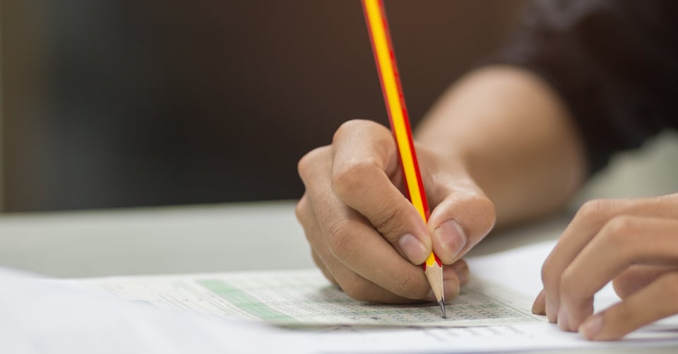 Una persona contestando un examen