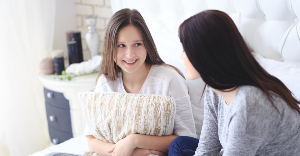 Madre e hija hablando de la menstruación
