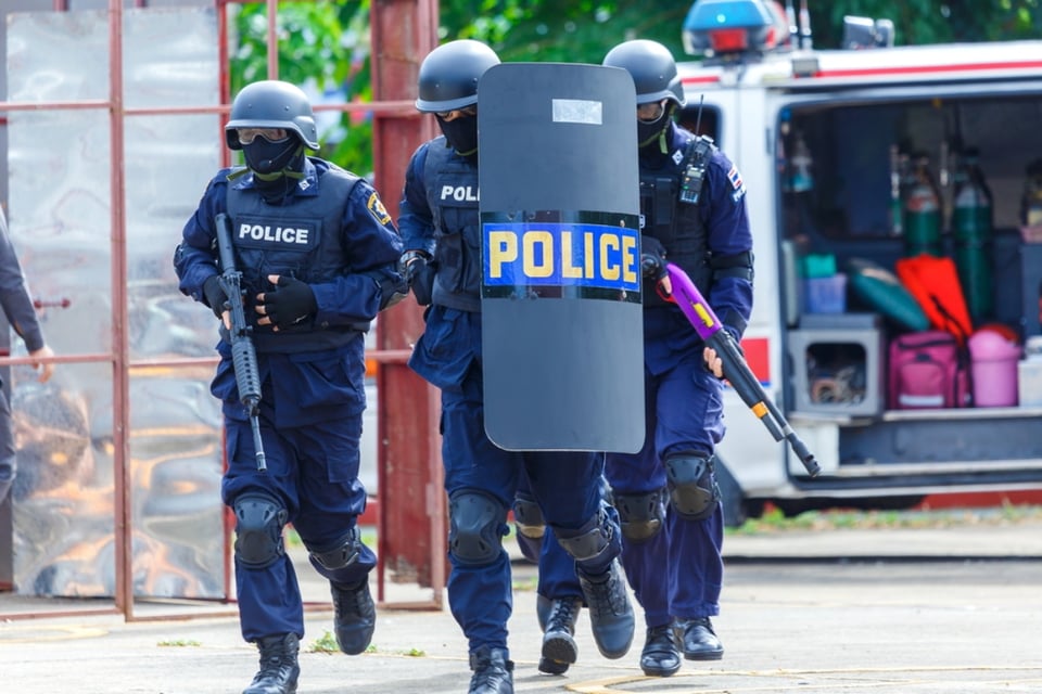 Situación de rehenes en Sacramento lleva horas y obliga a cerrar escuelas, mientras SWAT negocia con pistolero