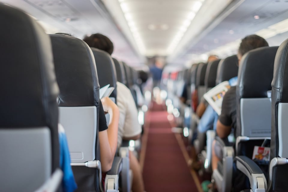 Avión es azotado por fuerte turbulencia y deja saldo mortal