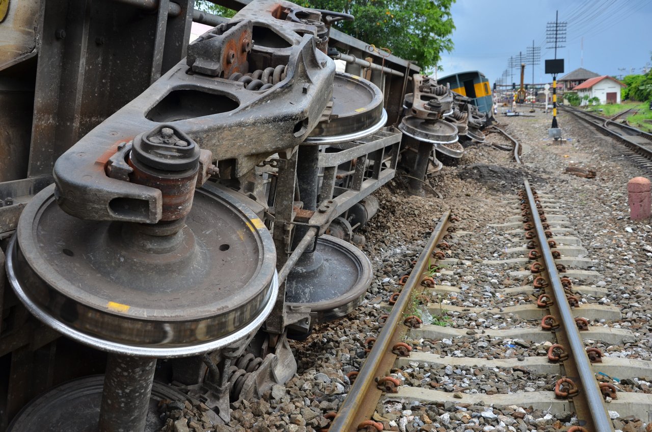 Tren con materiales peligrosos se descarrila en Rockwood, Maine