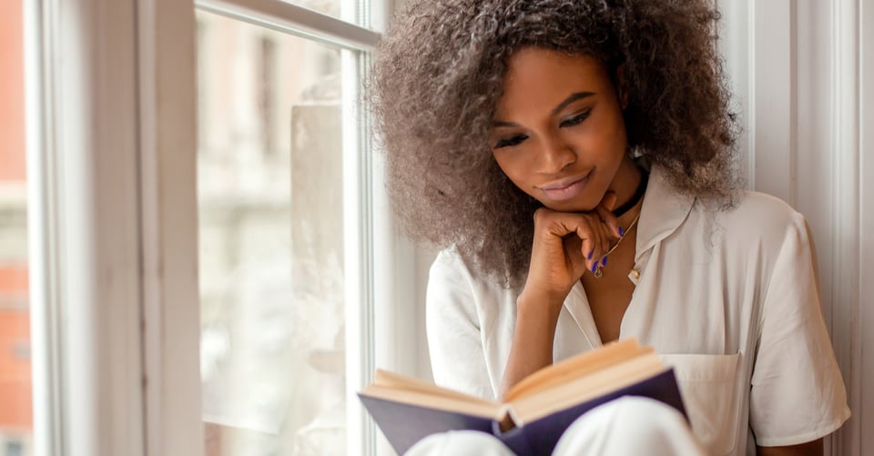 Mujer leyendo un libro