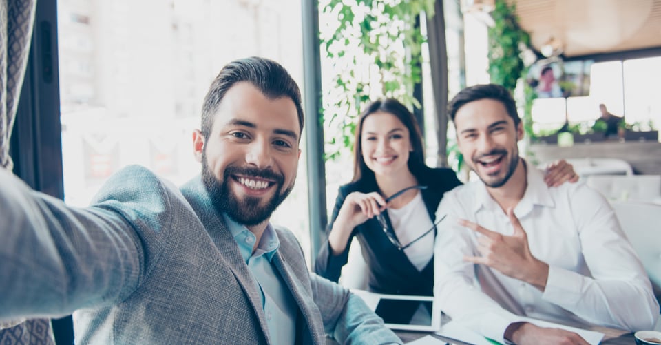 Cuando el trabajo y la diversión se mezclan: tips para las amistades laborales