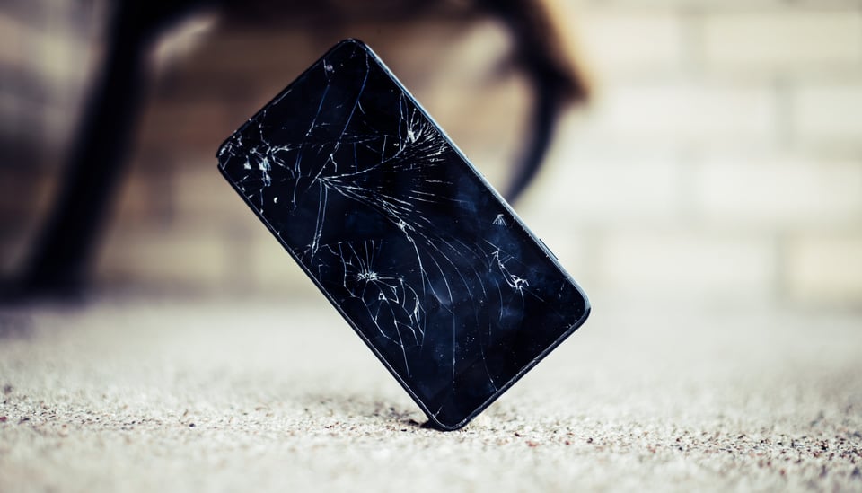 Maestra ordena romper celular de alumno (VIDEO)