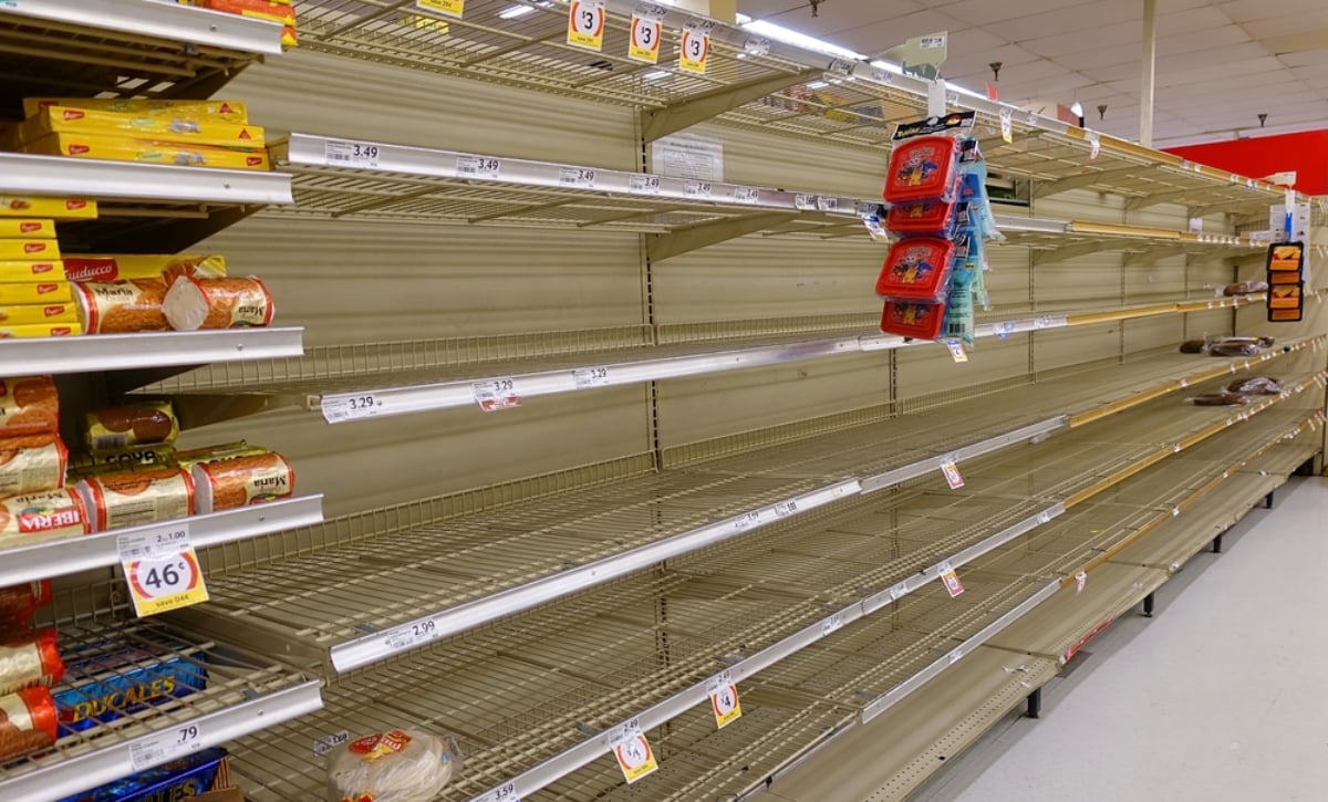 Informan sobre estantes vacíos en tiendas de EEUU y temen lo peor