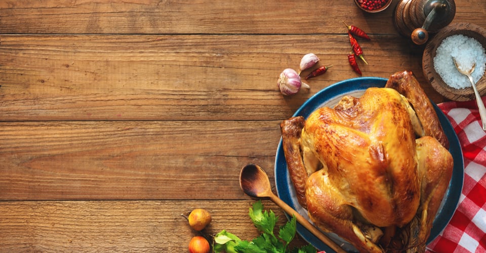 Pavo junto con utensilios de cocina, pavo rostizado, ajo, especias, sal de grano
