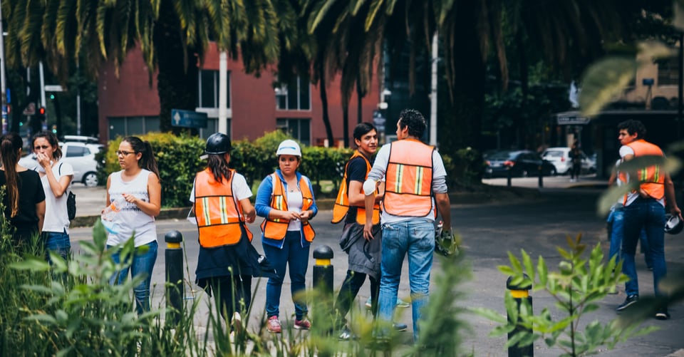Personas reunidas en la calle, después de un sismo, protección civil, chalecos naranjas, MundoNOW