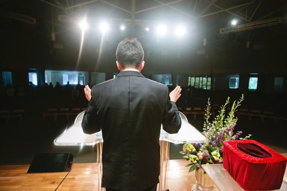 Pastor causa indignación
