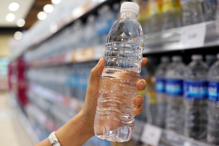 Piden beber agua embotellada en EEUU luego de derrame químico en río