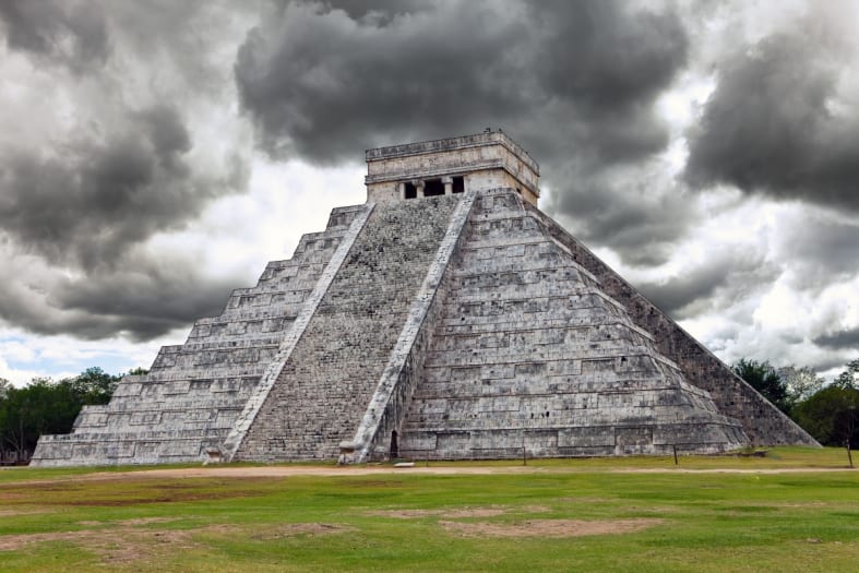 Another tourist is beaten after climbing the Kukulcán pyramid