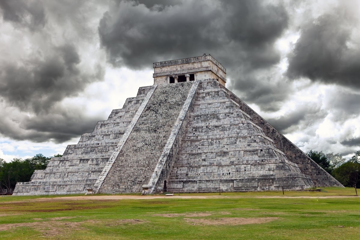 Otro turista es agredido después de subir la pirámide de Kukulcán