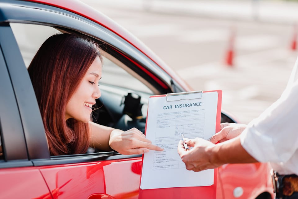 policy, woman in red car, red car, crash, MundoNOW