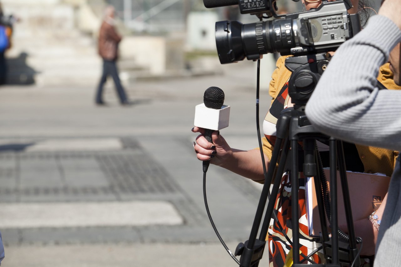 Bizarre: NBC2 reporter protects her microphone with a condom on live broadcast about Hurricane Ian