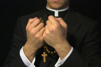 Captan sacerdote situación comprometedora: ¿Lo llenan de críticas?