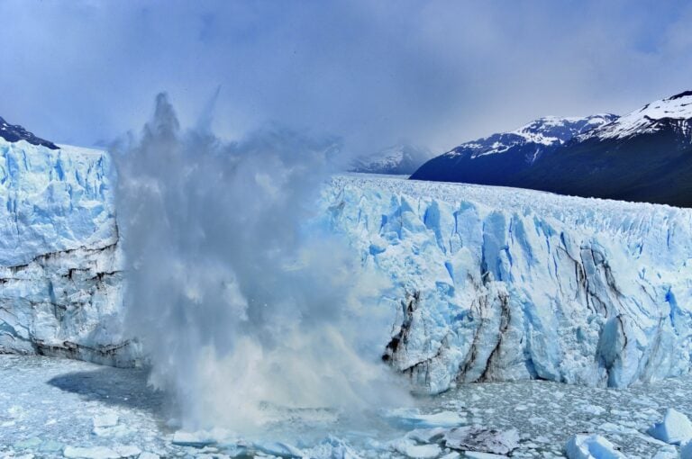 Declaran estado de emergencia en Alaska tras ruptura de glaciar