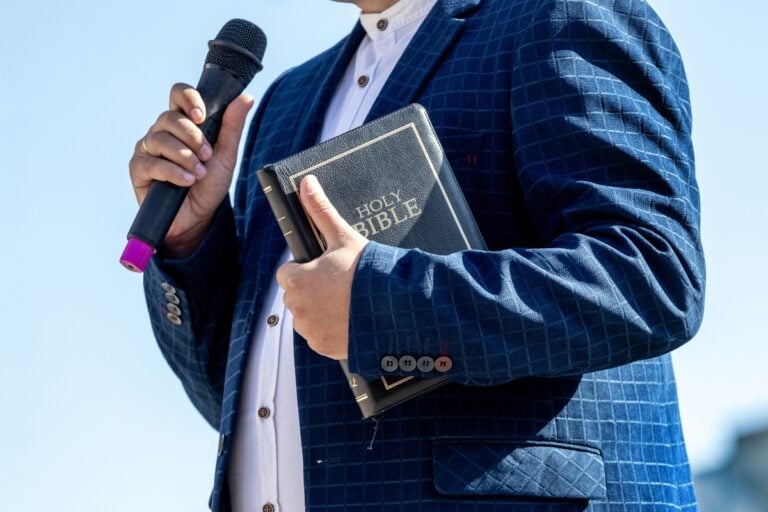 Pastor asegura que Dios ‘le ordenó’ usar tacones de mujer para evangelizar