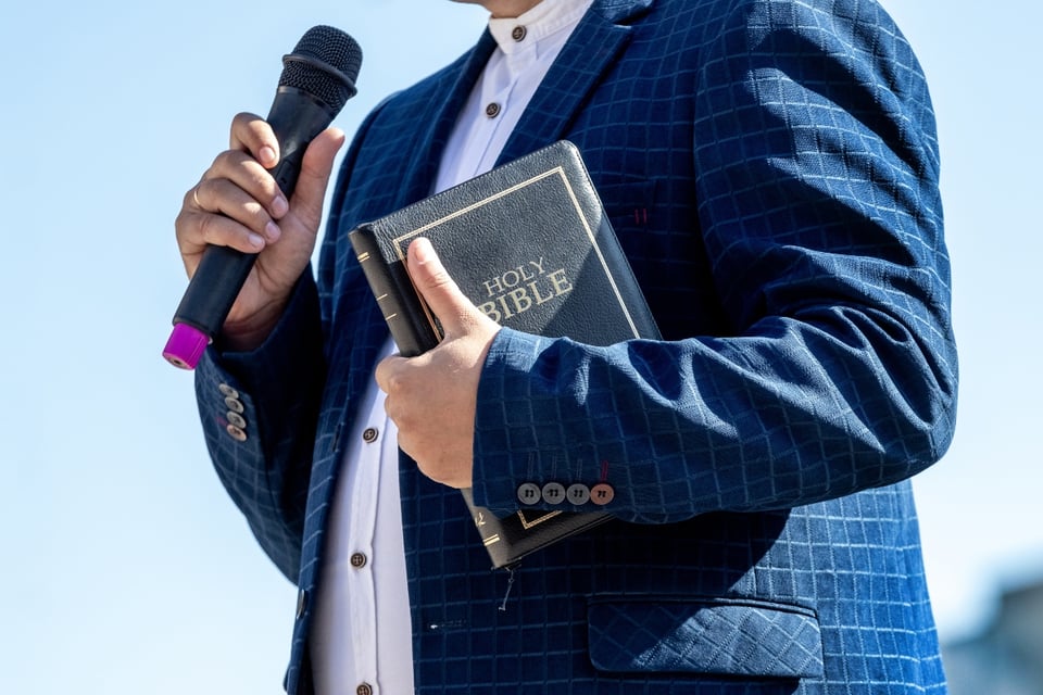 Pastor ‘estalla’ porque ya no recibe mucho diezmo por parte de su congregación featured image