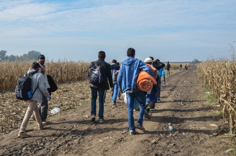 Gringo sorprende al ofrecer lo impensable a migrantes y se hace viral en TikTok