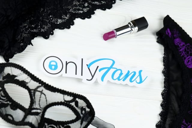 Who are the girls with Karely Ruiz in her leaked OnlyFans video?