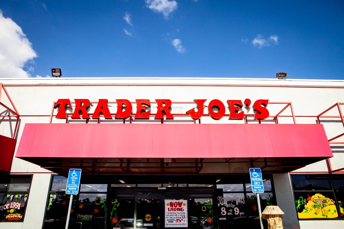 Emiten recall urgente en Trader Joe’s por sopa de brócoli y queso cheddar; contiene insectos