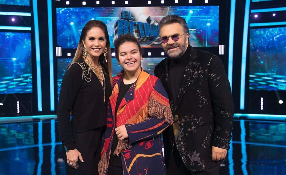 ¿Una grosera? Lucerito Mijares causa revuelo al aparecer ‘imitando’ a su mamá en plena presentación (VIDEO)