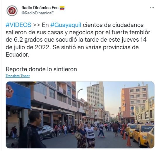 La gente sale masivamente a la calle en medio del temblor