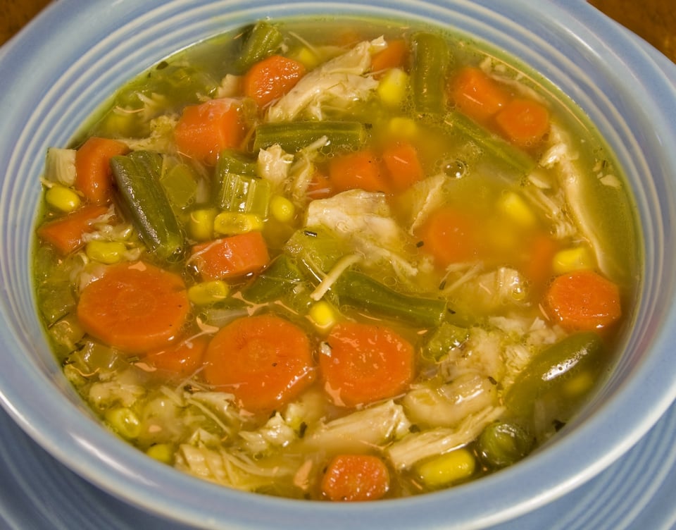 sopa pavo sobras Thanksgiving, sopa de pavo, sopa de pollo, zanahorias, ejotes, elote