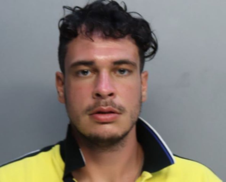 Arrestan a un hombre por cometer atrocidad en un Starbucks de Miami