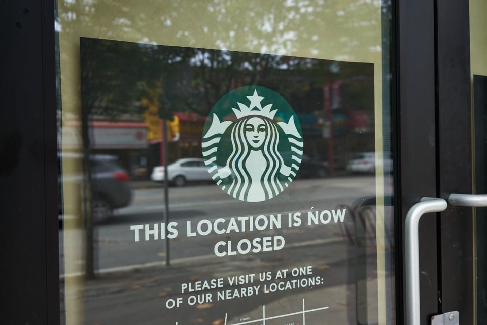 Starbucks cierra siete tiendas en la misma ciudad