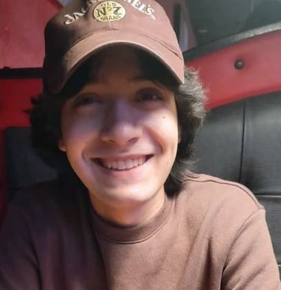 Un policía contestó su celular