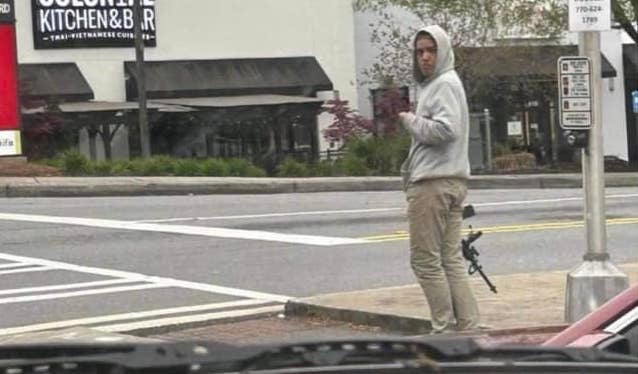 Crónica: Sujeto deambulando con rifle en mano crea pánico en Georgia featured image