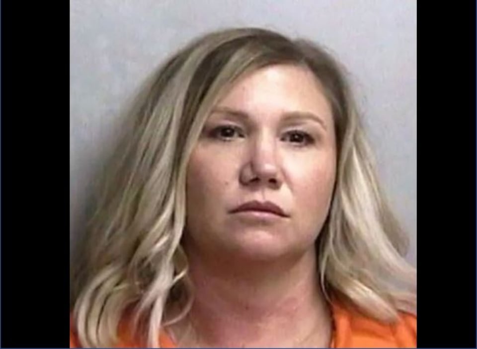 Capturan a profesora de secundaria cristiana por enviar mensaje sexual a estudiante y tratar de meterlo en su casa