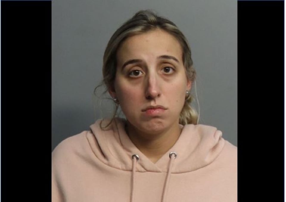 Arrestaron a maestra por tener sexo con estudiante de 14 años en su auto