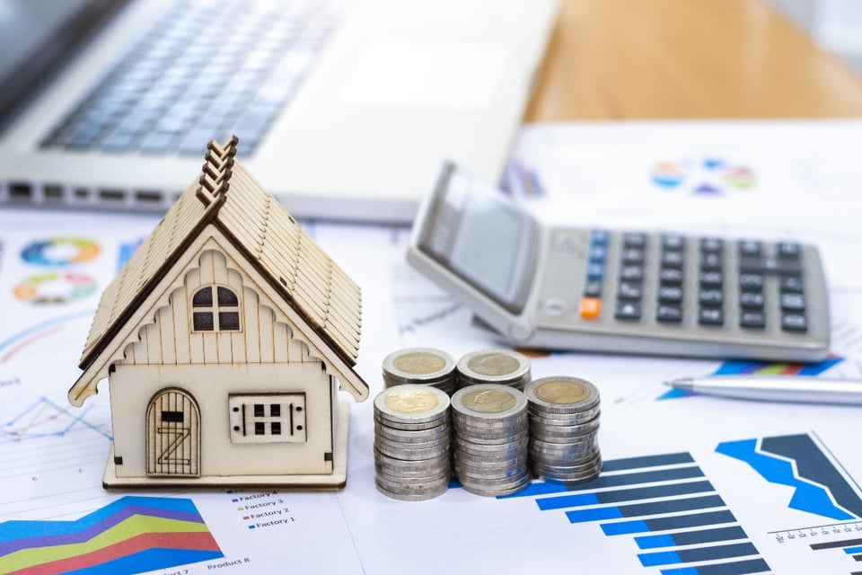 buying a house, coins, calculator, graphs, MundoNOW