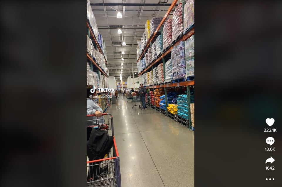 Hombre discrimina a mujer en Costco