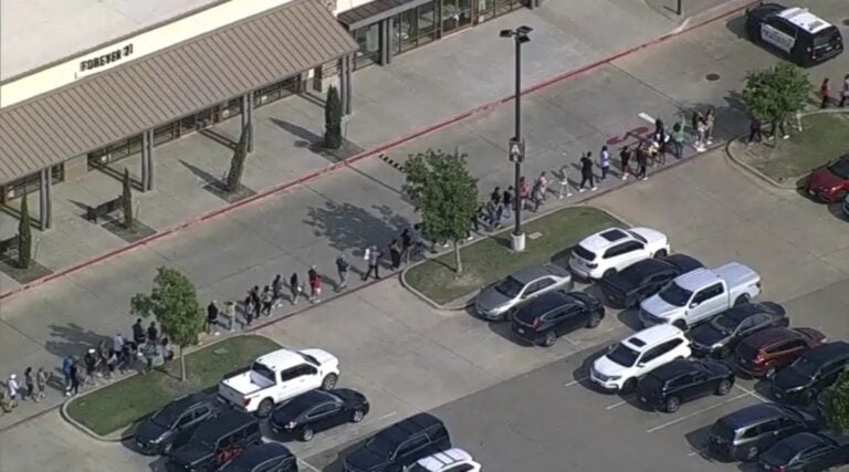 Policía de Dallas confirma revisión a la casa del tirador de mall