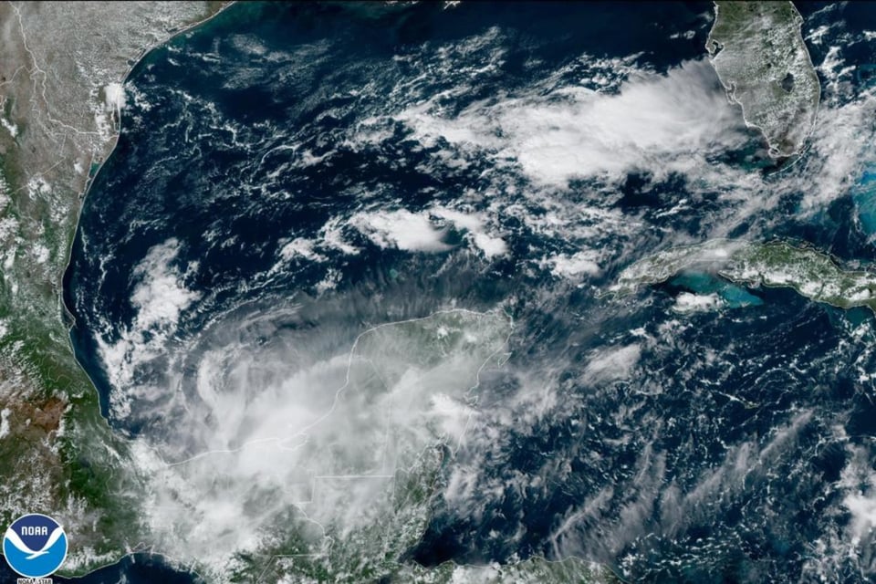 México cierra puertos y prevé lluvias en seis estados por impacto de Karl