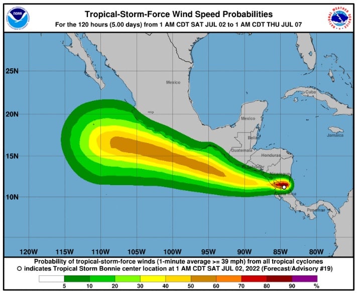 Tormenta tropical Bonnie golpea y amenaza con convertirse en huracán