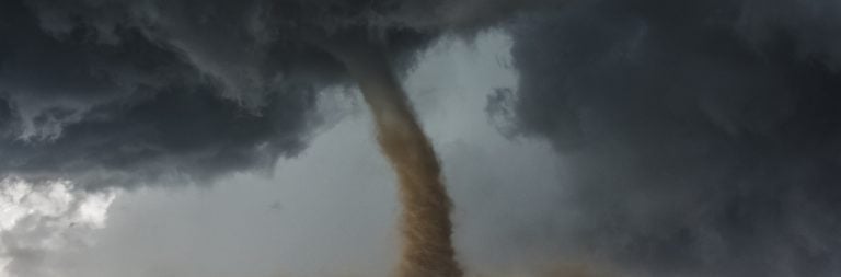 110 atrapados en fábrica que colapsó durante brutal jornada de tornados