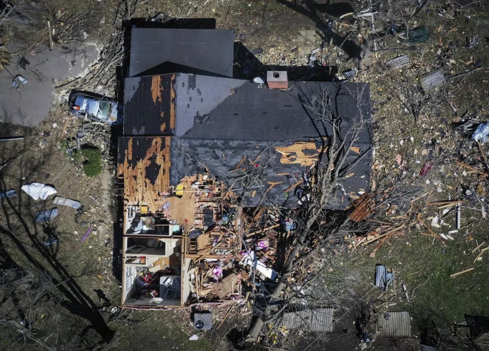 Aumenta el número de muertos tras tornados en el medio oeste de EEUU
