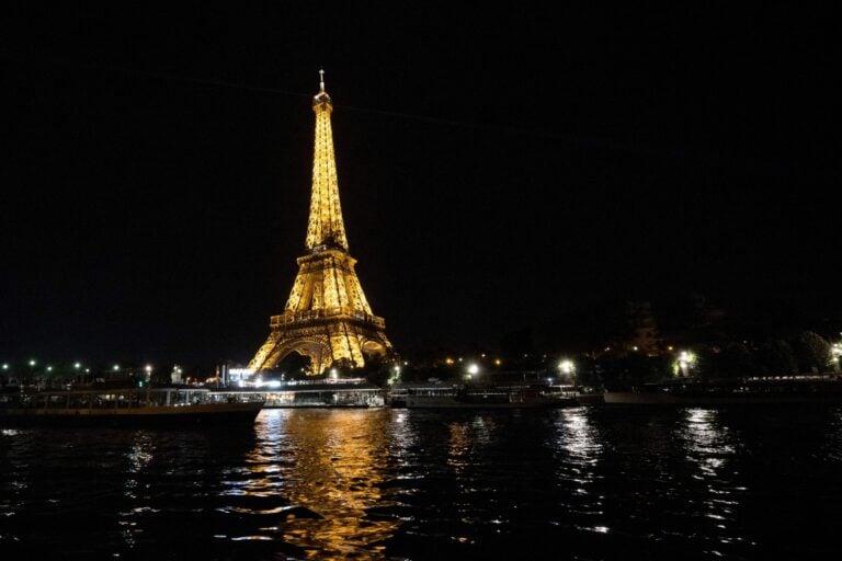 Cinco hombres atacan a turista mexicana en París