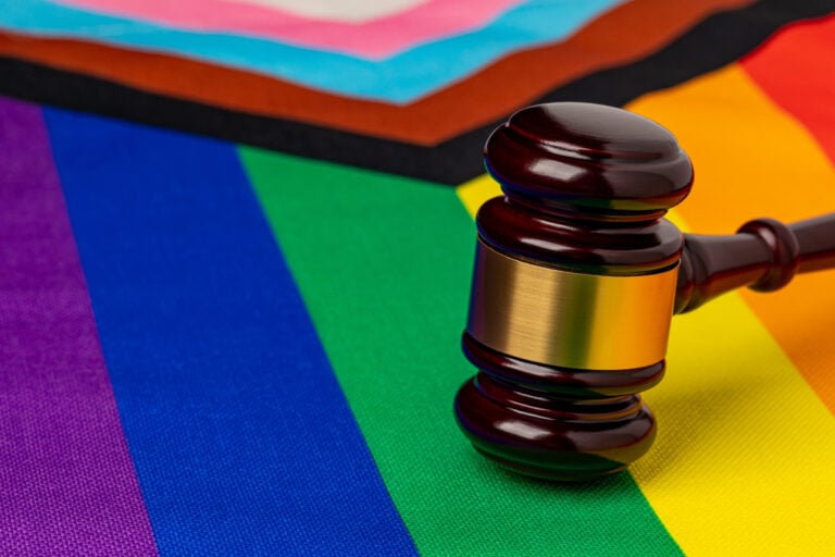 Arkansas: Revocan ley en contra de tratamientos para jóvenes trans
