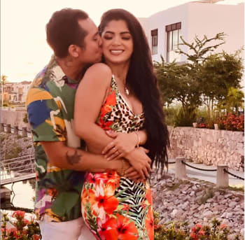 Users affirm that Edwin Luna "her painted nails do not look pretty" and they call him gay