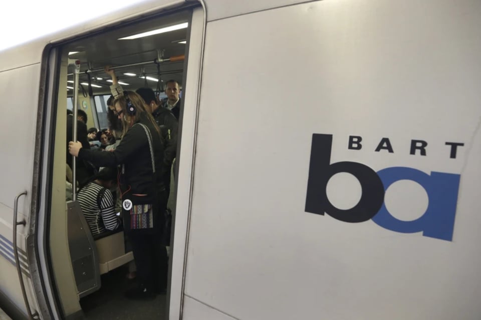 ¡Insólito! Una mujer muere al ser empujada hacia las vías del tren de San Francisco featured image