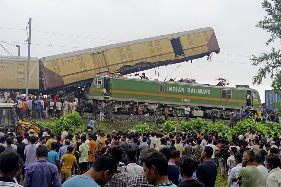 Al menos 9 muertos y docenas de heridos por choque de trenes en la India