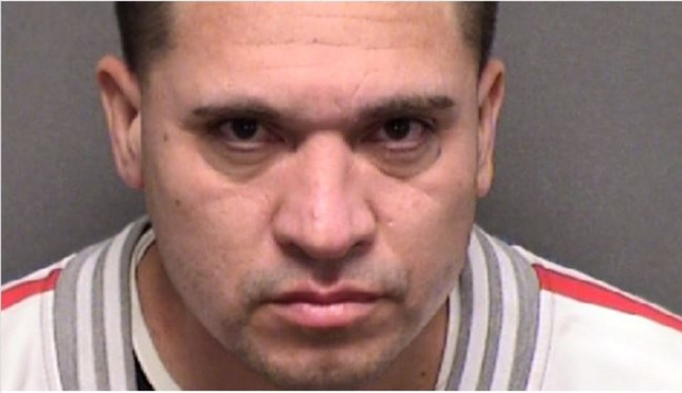 George Trevino se traga una bolsita de droga al ser atrapado robando en Walmart